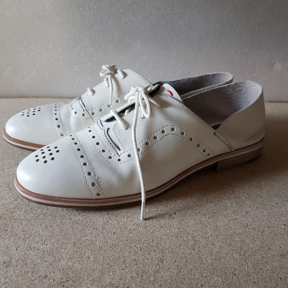 Ellen Degeneres Shoes - Ellen DeGeneres lolena white leather oxfords sz 9